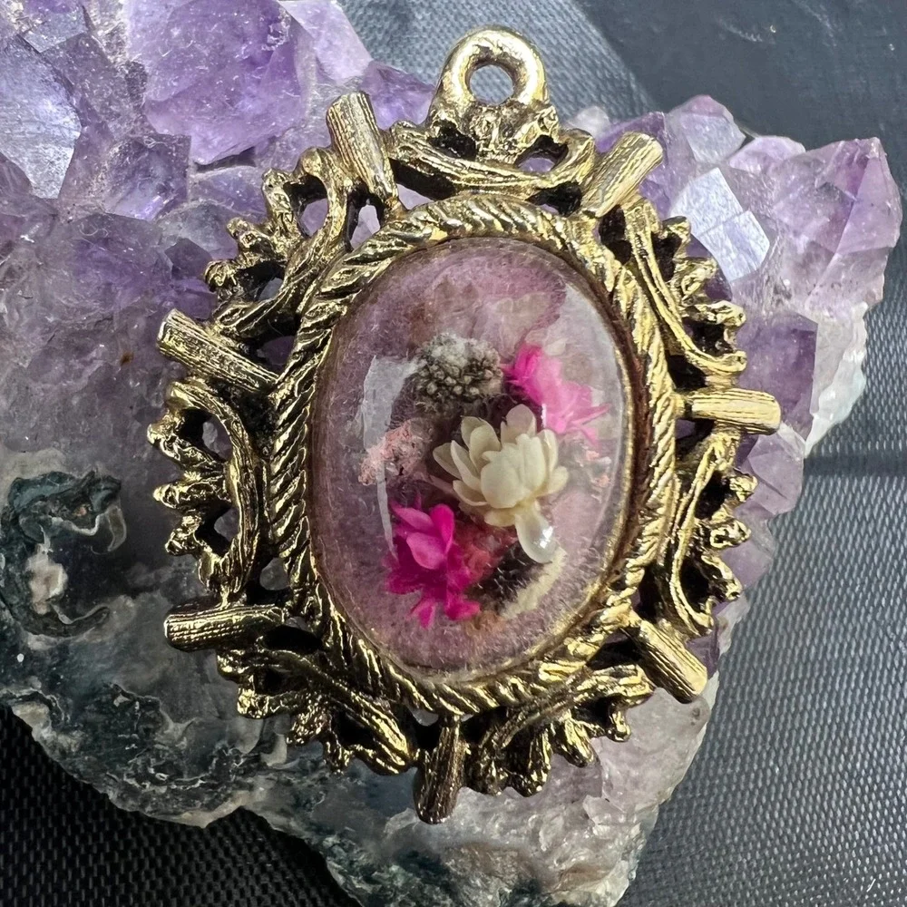 Vtg‎ Dried Flower Pendant Handmade Signed Lucite Dome Gold Tone Victorian Gothic